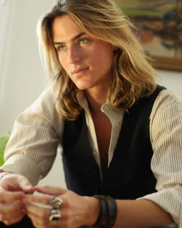 Filip, l'un des deux petits frères d'Aselya dont elle est très proche.